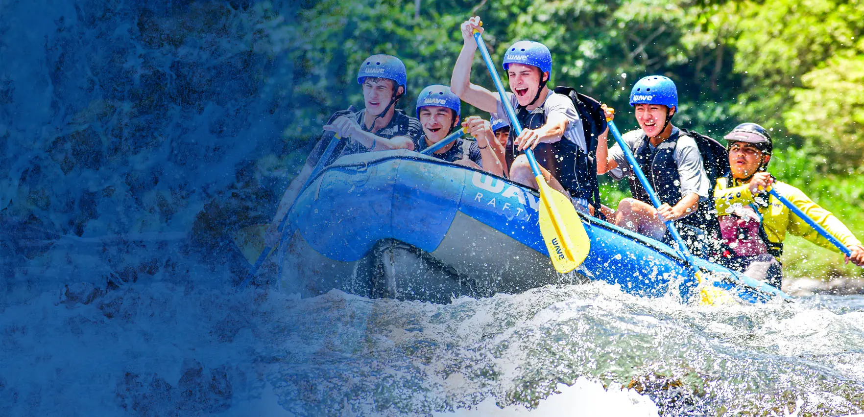 Grupo disfrutando del rafting en aguas bravas en Costa Rica con Wave Expeditions