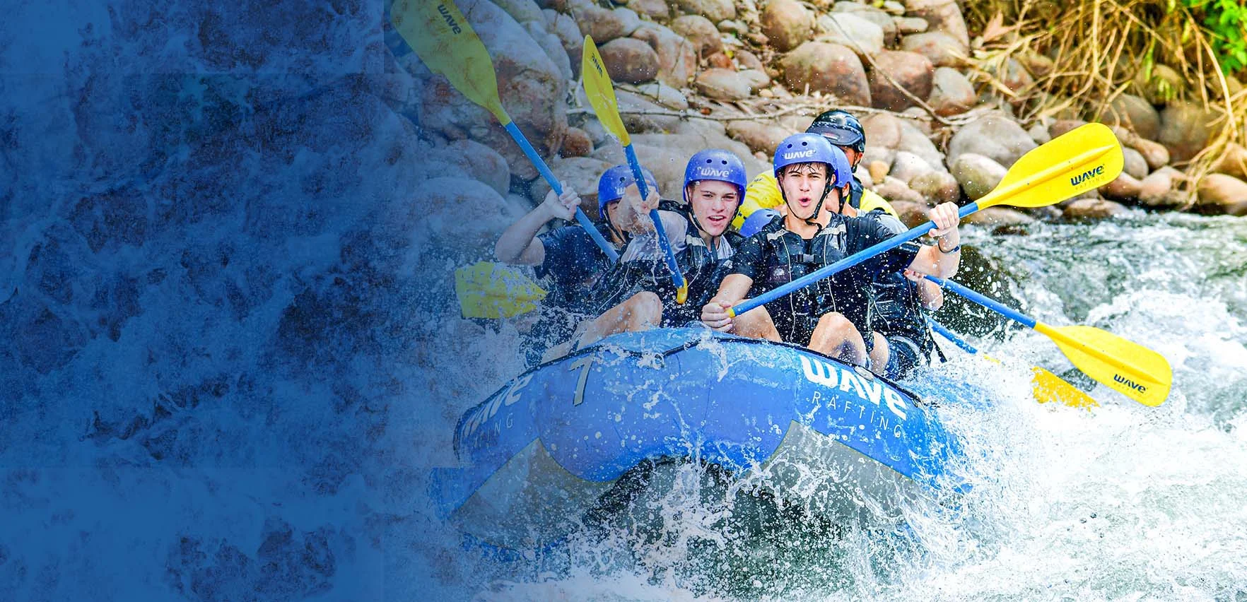 Grupo disfrutando del rafting en aguas blancas en Costa Rica con Wave Expeditions – Tour Clase III y IV